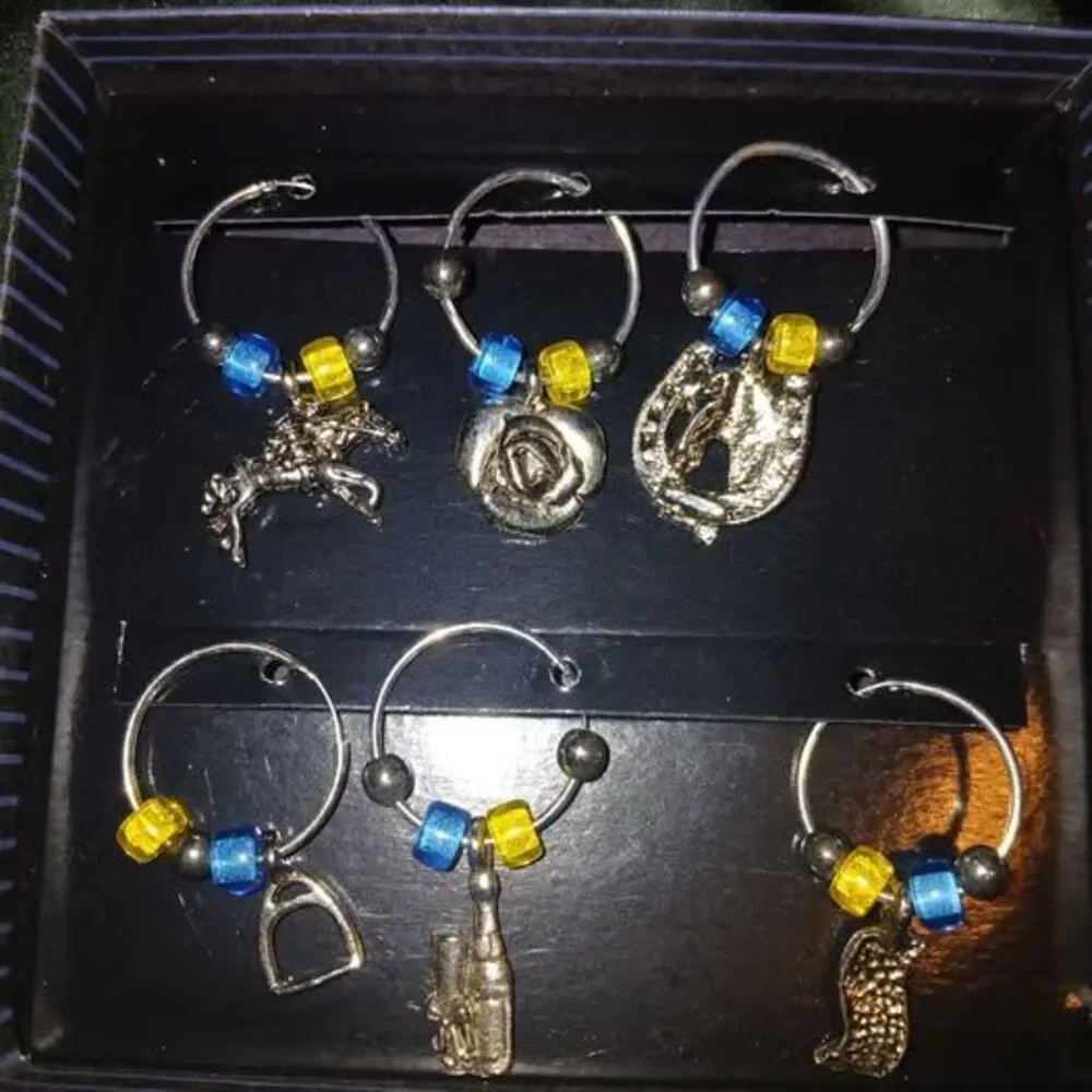 🥂New set of silver-toned horse racing theme wine charms.🥂